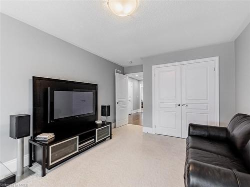 18 Falconridge Terrace Falconridge Terrace, East Gwillimbury, ON - Indoor Photo Showing Living Room