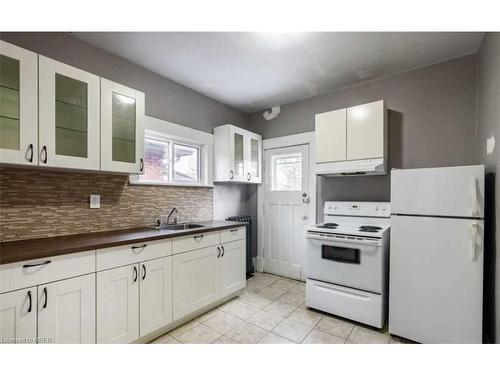 Upper-25 Spadina Avenue, Hamilton, ON - Indoor Photo Showing Kitchen