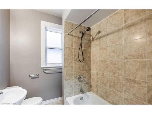 Upper-25 Spadina Avenue, Hamilton, ON - Indoor Photo Showing Bathroom