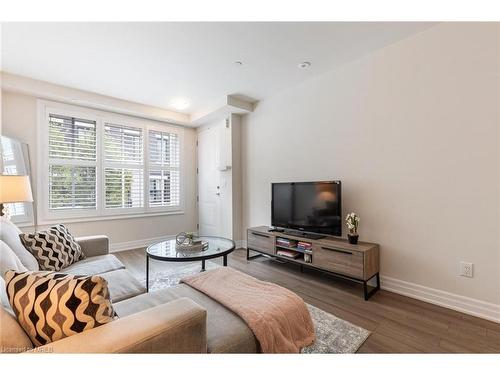 716-665 Cricklewood Drive Drive, Mississauga, ON - Indoor Photo Showing Living Room