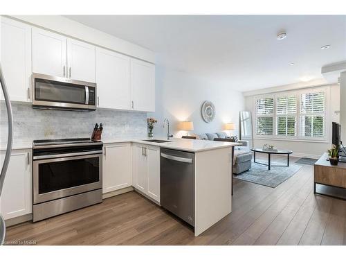 716-665 Cricklewood Drive Drive, Mississauga, ON - Indoor Photo Showing Kitchen With Stainless Steel Kitchen With Upgraded Kitchen