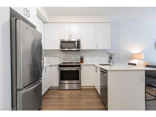 716-665 Cricklewood Drive Drive, Mississauga, ON - Indoor Photo Showing Kitchen With Stainless Steel Kitchen With Upgraded Kitchen