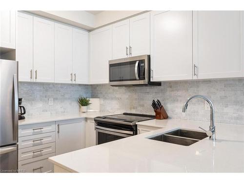 716-665 Cricklewood Drive Drive, Mississauga, ON - Indoor Photo Showing Kitchen With Stainless Steel Kitchen With Double Sink With Upgraded Kitchen