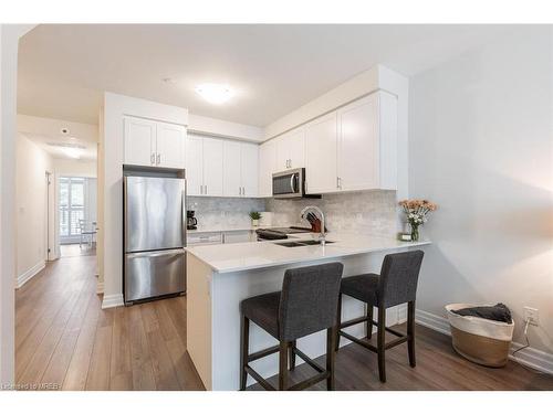 716-665 Cricklewood Drive Drive, Mississauga, ON - Indoor Photo Showing Kitchen With Stainless Steel Kitchen With Upgraded Kitchen