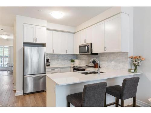 716-665 Cricklewood Drive Drive, Mississauga, ON - Indoor Photo Showing Kitchen With Stainless Steel Kitchen With Upgraded Kitchen