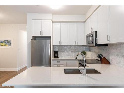 716-665 Cricklewood Drive Drive, Mississauga, ON - Indoor Photo Showing Kitchen With Stainless Steel Kitchen With Double Sink With Upgraded Kitchen