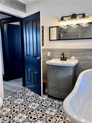 31 Blue Bay Lane, Fenelon Falls, ON - Indoor Photo Showing Bathroom