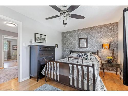 33 Hillcrest Avenue, Brantford, ON - Indoor Photo Showing Bedroom