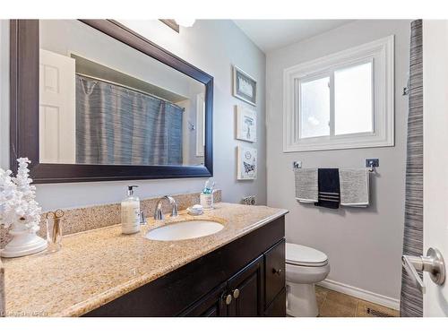 33 Hillcrest Avenue, Brantford, ON - Indoor Photo Showing Bathroom