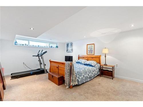 33 Hillcrest Avenue, Brantford, ON - Indoor Photo Showing Bedroom