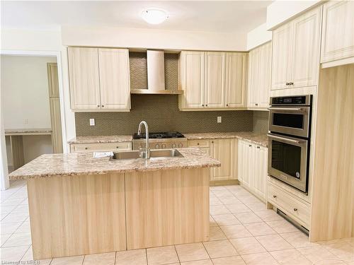 8659 Chickory Trail, Niagara Falls, ON - Indoor Photo Showing Kitchen With Double Sink