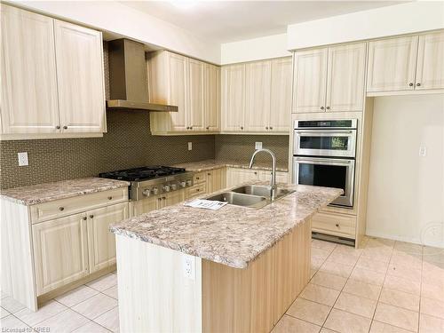 8659 Chickory Trail, Niagara Falls, ON - Indoor Photo Showing Kitchen With Double Sink