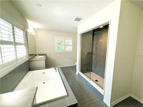 8659 Chickory Trail, Niagara Falls, ON - Indoor Photo Showing Bathroom