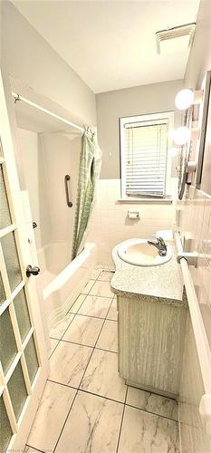 711 Victoria Street, London, ON - Indoor Photo Showing Bathroom