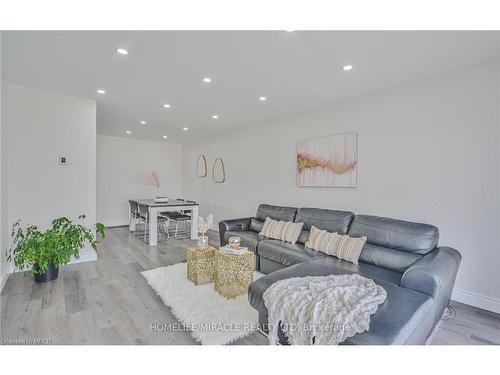 1032 Stone Church Road, Hamilton, ON - Indoor Photo Showing Living Room