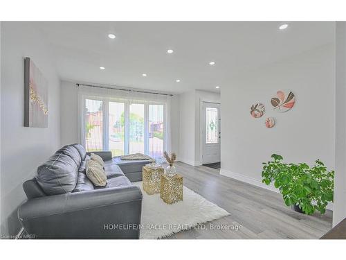 1032 Stone Church Road, Hamilton, ON - Indoor Photo Showing Living Room