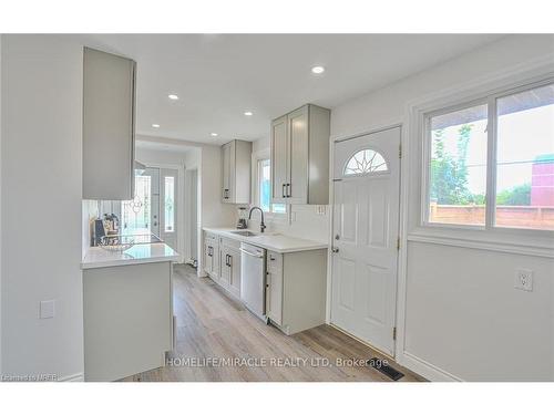 1032 Stone Church Road, Hamilton, ON - Indoor Photo Showing Kitchen