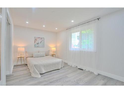 1032 Stone Church Road, Hamilton, ON - Indoor Photo Showing Bedroom