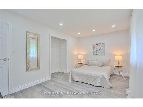 1032 Stone Church Road, Hamilton, ON - Indoor Photo Showing Bedroom