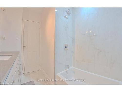 1032 Stone Church Road, Hamilton, ON - Indoor Photo Showing Bathroom