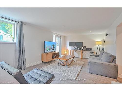 1032 Stone Church Road, Hamilton, ON - Indoor Photo Showing Living Room