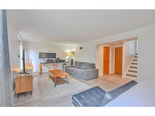 1032 Stone Church Road, Hamilton, ON - Indoor Photo Showing Living Room