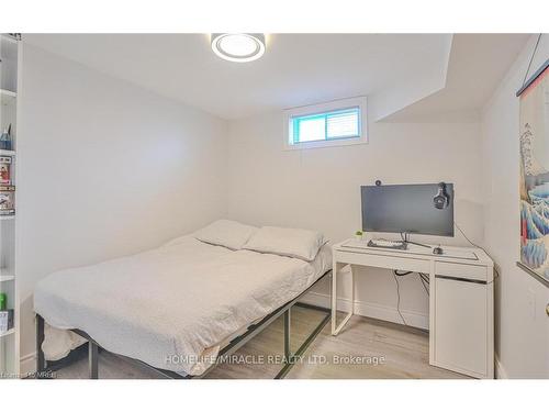 1032 Stone Church Road, Hamilton, ON - Indoor Photo Showing Bedroom