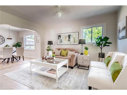 189 Ross Street, Welland, ON - Indoor Photo Showing Living Room