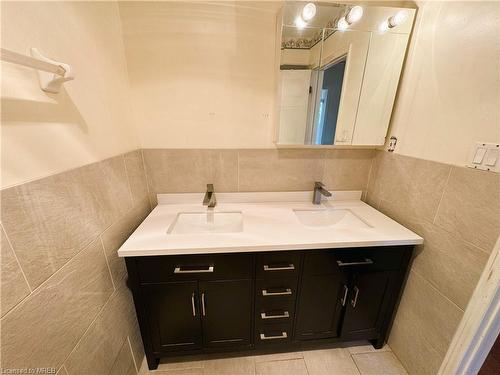 318-895 Maple Avenue, Burlington, ON - Indoor Photo Showing Bathroom