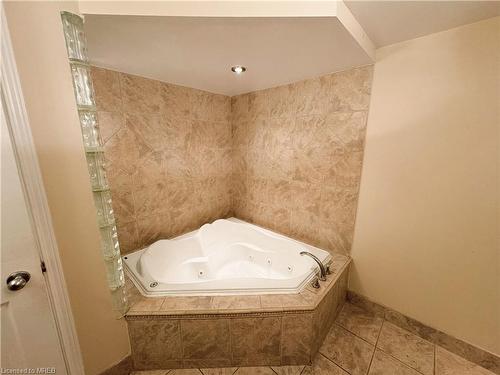 318-895 Maple Avenue, Burlington, ON - Indoor Photo Showing Bathroom