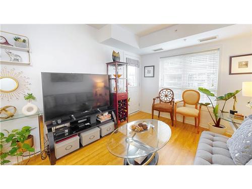 422-60 Mendelssohn Street, Toronto, ON - Indoor Photo Showing Living Room