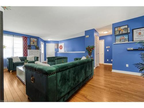 14 Potters Way, Woodstock, ON - Indoor Photo Showing Living Room