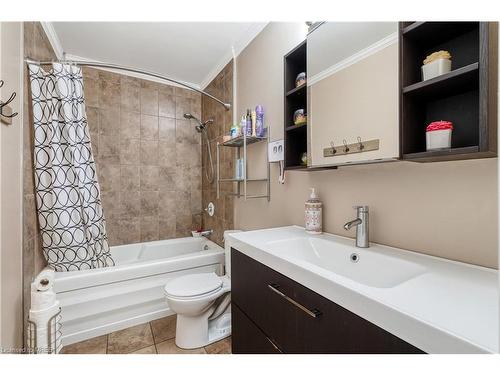 14 Potters Way, Woodstock, ON - Indoor Photo Showing Bathroom