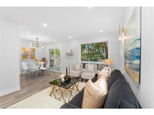 101 Crone Court, Newmarket, ON - Indoor Photo Showing Living Room