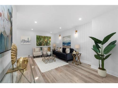 101 Crone Court, Newmarket, ON - Indoor Photo Showing Living Room