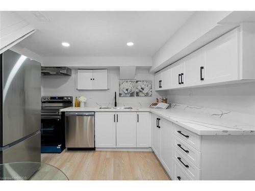 101 Crone Court, Newmarket, ON - Indoor Photo Showing Kitchen