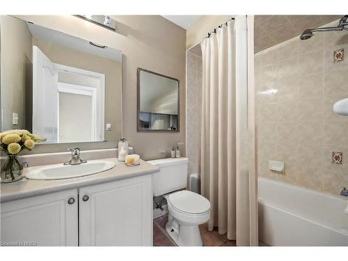 7173 Village Walk, Mississauga, ON - Indoor Photo Showing Bathroom