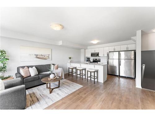 13-252 Penetanguishene Road, Barrie, ON - Indoor Photo Showing Living Room