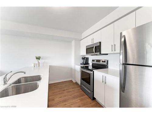 13-252 Penetanguishene Road, Barrie, ON - Indoor Photo Showing Kitchen With Double Sink