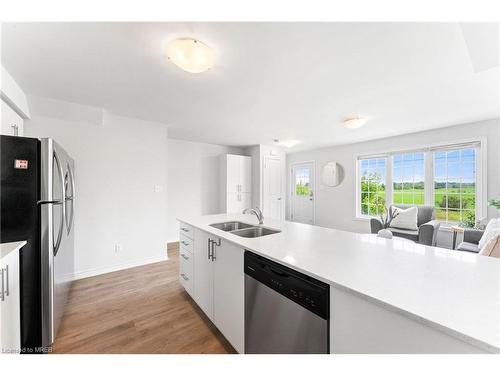 13-252 Penetanguishene Road, Barrie, ON - Indoor Photo Showing Kitchen With Double Sink