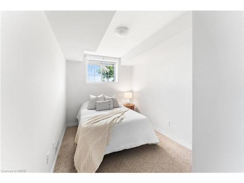 13-252 Penetanguishene Road, Barrie, ON - Indoor Photo Showing Bedroom