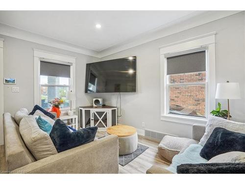 80 Haynes Avenue, St. Catharines, ON - Indoor Photo Showing Living Room