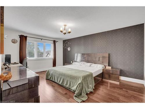 17 Lagoon Avenue, Hamilton, ON - Indoor Photo Showing Bedroom