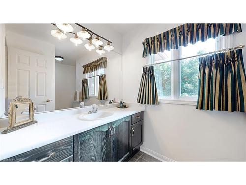 25 Cluster Oak Place, Brampton, ON - Indoor Photo Showing Bathroom