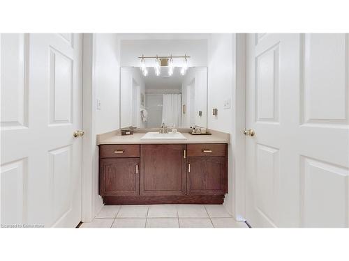 25 Cluster Oak Place, Brampton, ON - Indoor Photo Showing Bathroom