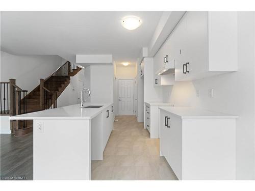 172 Eastbridge Avenue, Welland, ON - Indoor Photo Showing Kitchen