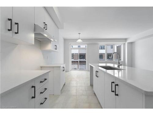 172 Eastbridge Avenue, Welland, ON - Indoor Photo Showing Kitchen With Upgraded Kitchen