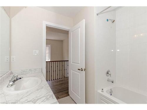 166 Eastbridge Avenue, Welland, ON - Indoor Photo Showing Bathroom