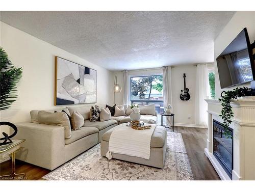 187 Ironstone Drive, Cambridge, ON - Indoor Photo Showing Living Room