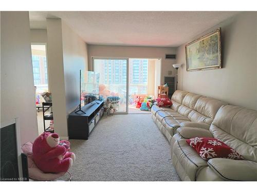 1509-115 Hillcrest Crescent, Mississauga, ON - Indoor Photo Showing Living Room